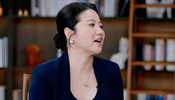 融创优配 52岁颜丙燕公开男友，相差20岁，直言不好意思，曾被误认成母子